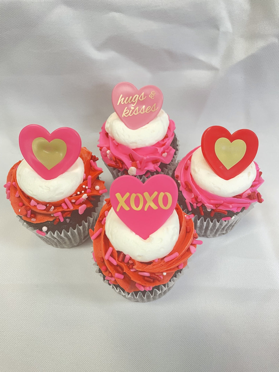 Valentine Cupcake: Gold Hearts